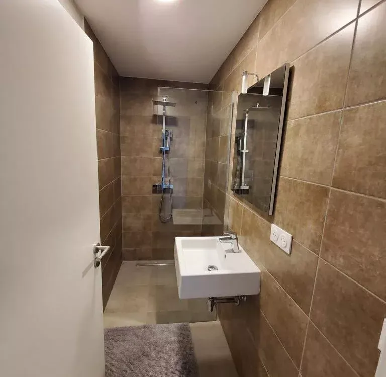 Comment optimiser l’espace dans les petites salles de bains lors d’une rénovation intérieure clé en main ?