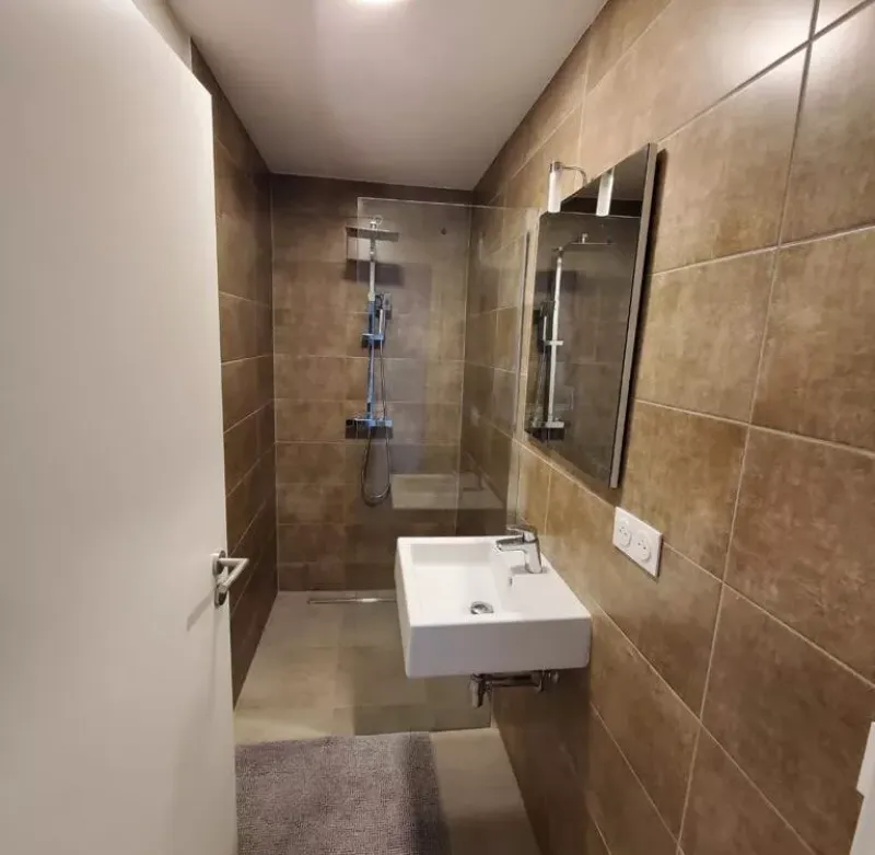 Comment optimiser l’espace dans les petites salles de bains lors d’une rénovation intérieure clé en main ?